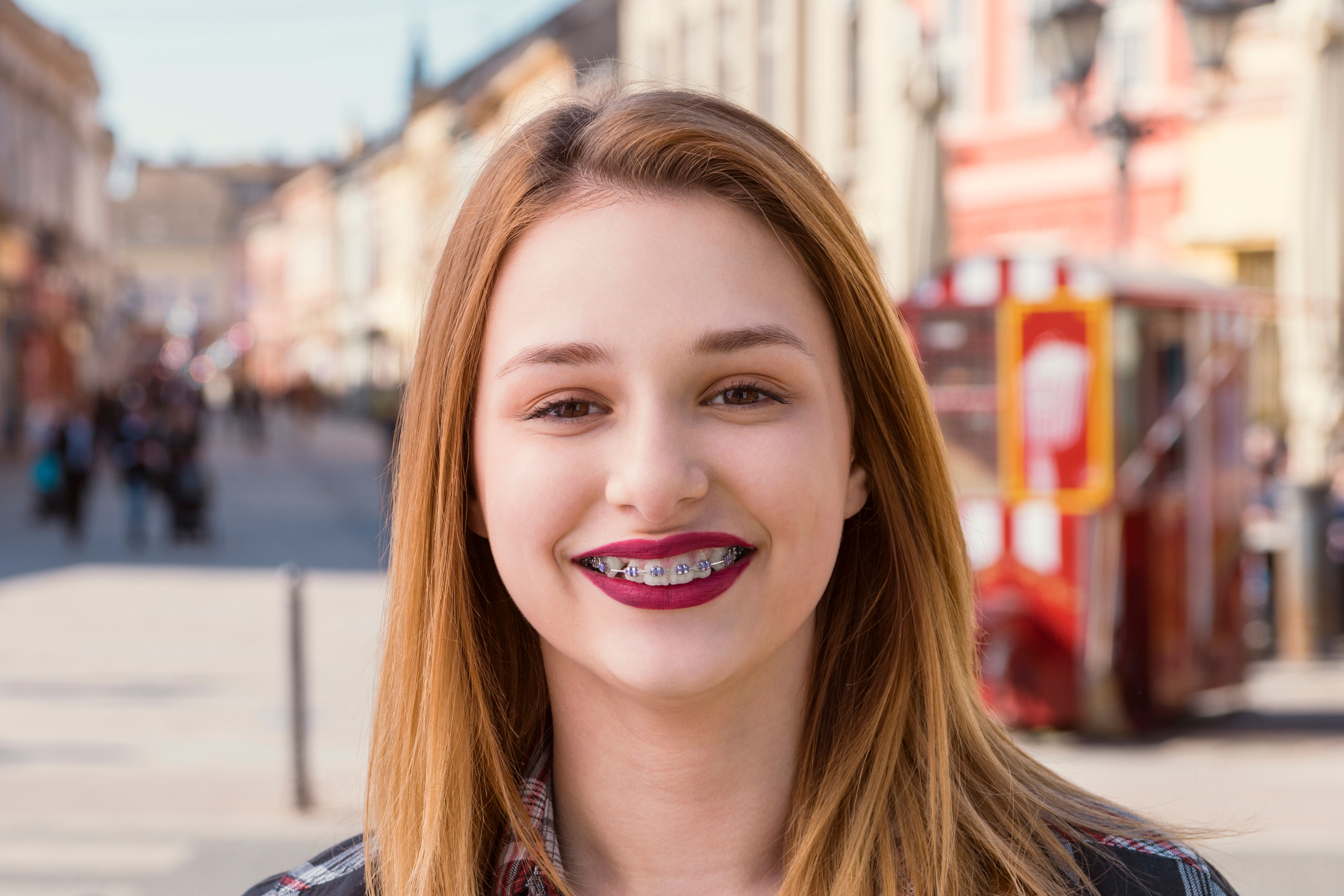 Adolescente souriante portant des bagues orthodontiques